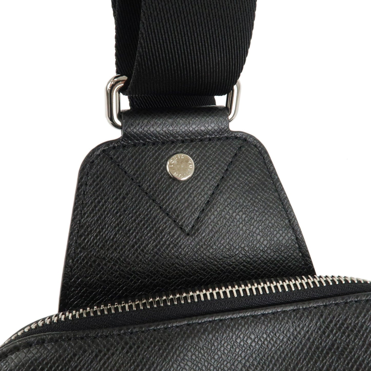 Louis Vuitton Taiga Avenue Sling Bag Shoulder Bag Noir M30443