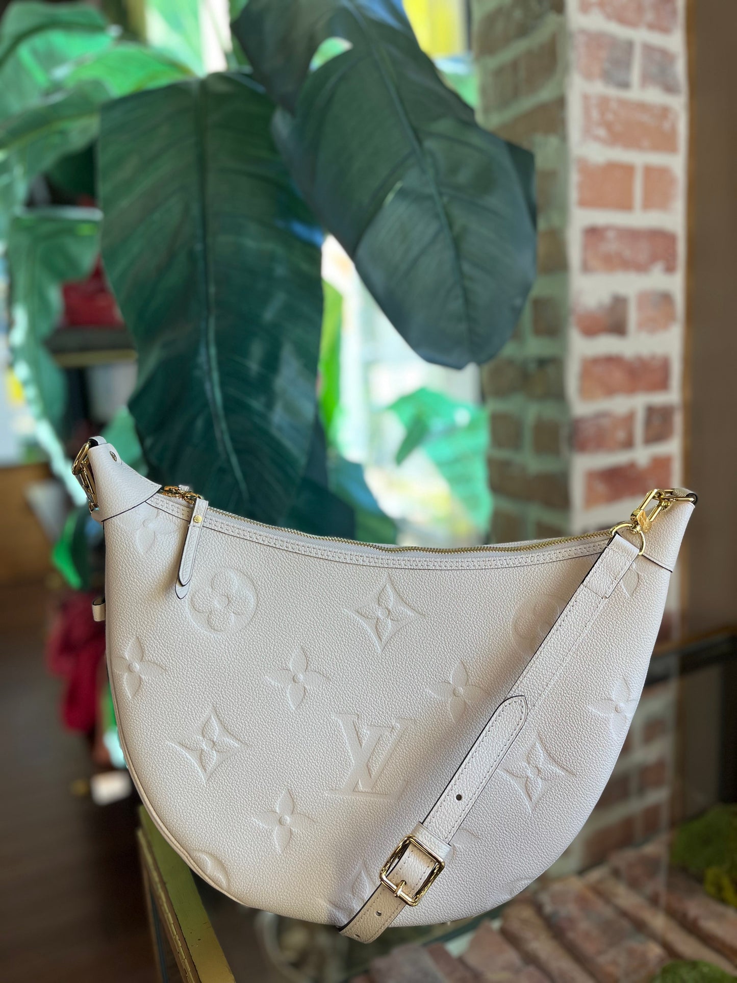 LOUIS VUITTON White Empriente Hoop Hobo ADI1051