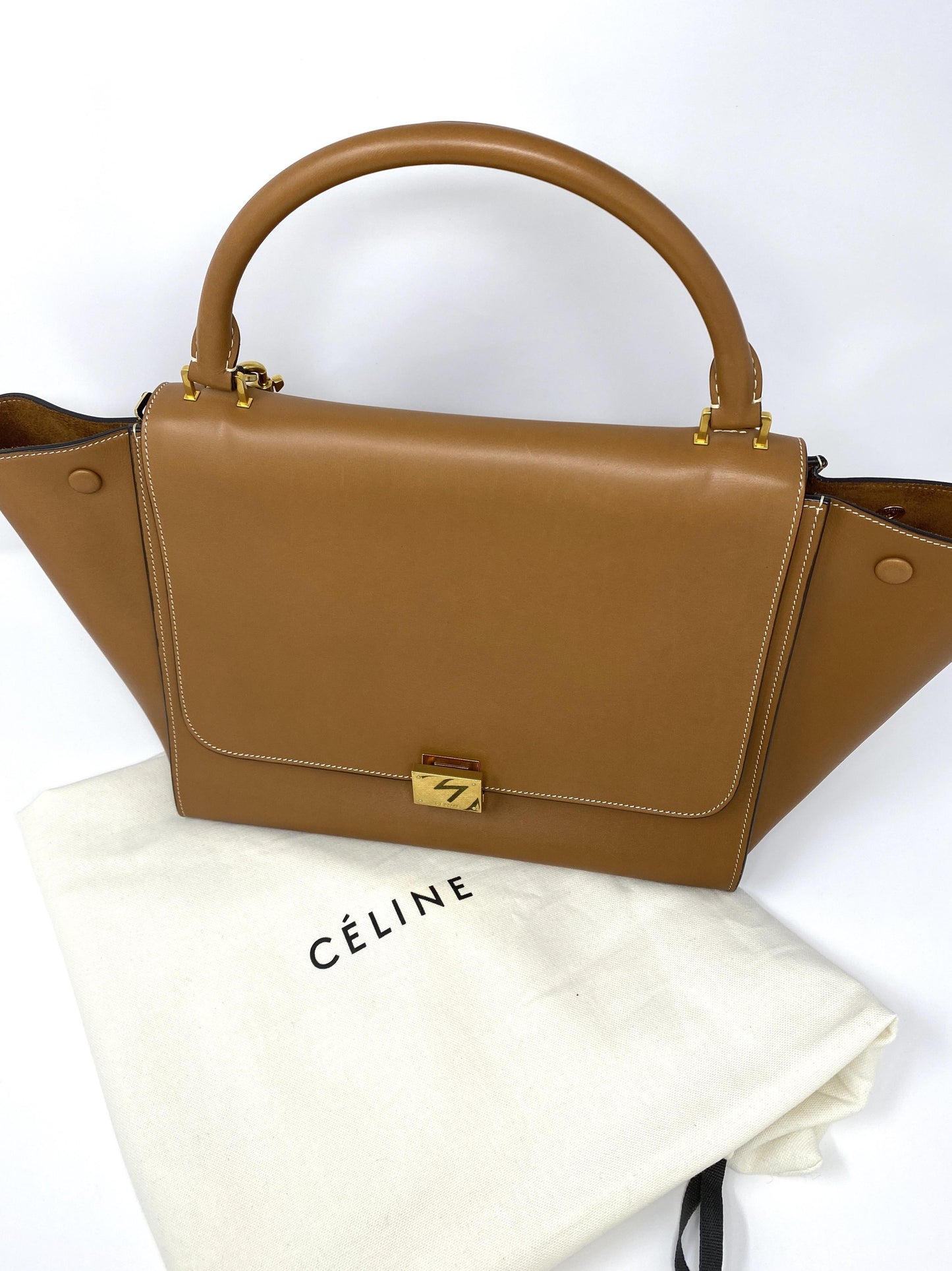 CÉLINE TRAPÈZE MEDIUM CALF LEATHER HANDBAG IN CAMEL