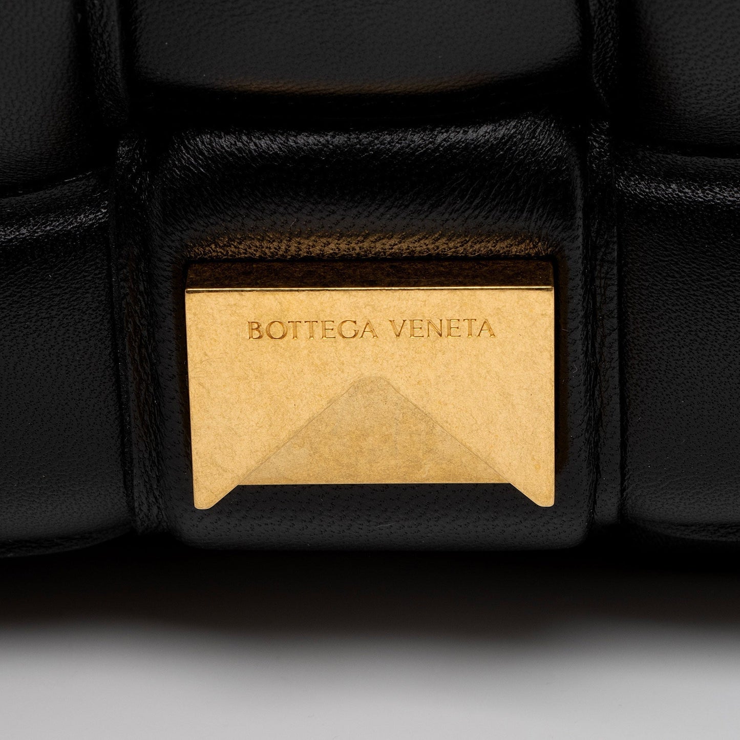 Bottega Veneta Lambskin Cassette Chain Maxi Shoulder Bag (SHF-xyxd6R)