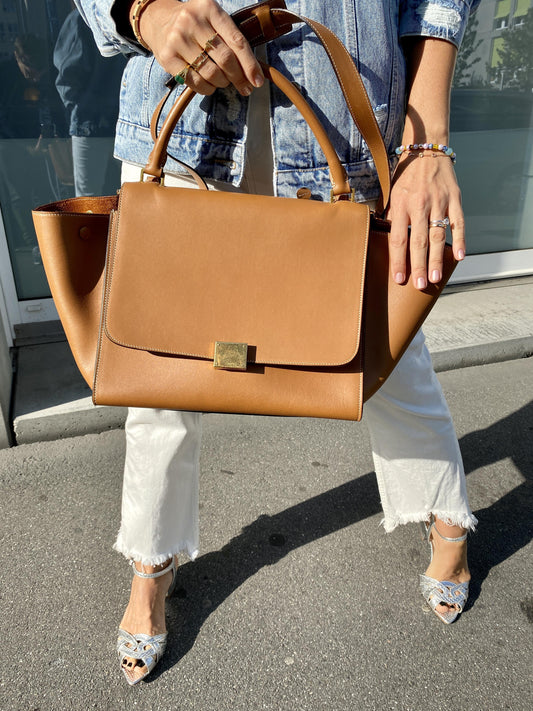 CÉLINE TRAPÈZE MEDIUM CALF LEATHER HANDBAG IN CAMEL