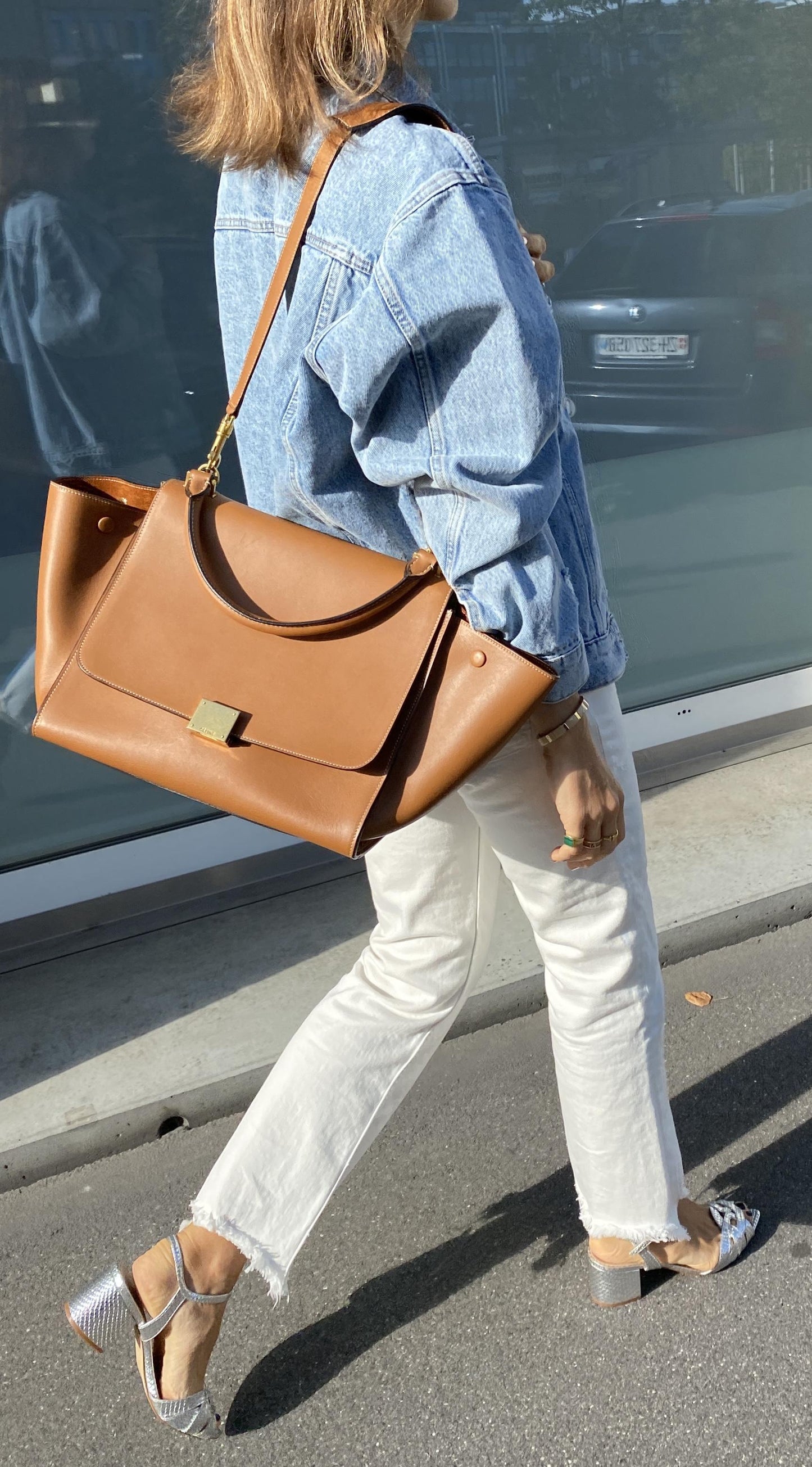 CÉLINE TRAPÈZE MEDIUM CALF LEATHER HANDBAG IN CAMEL