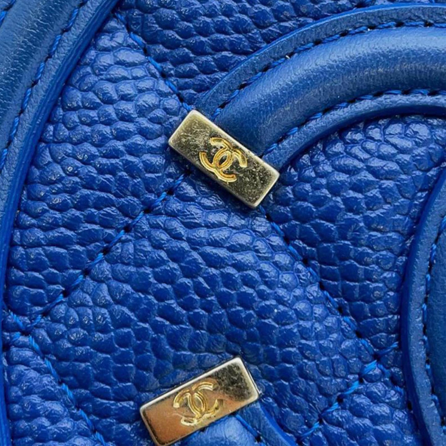 Chanel Caviar CC Filigree Round Crossbody (SHG-mZOwMh)