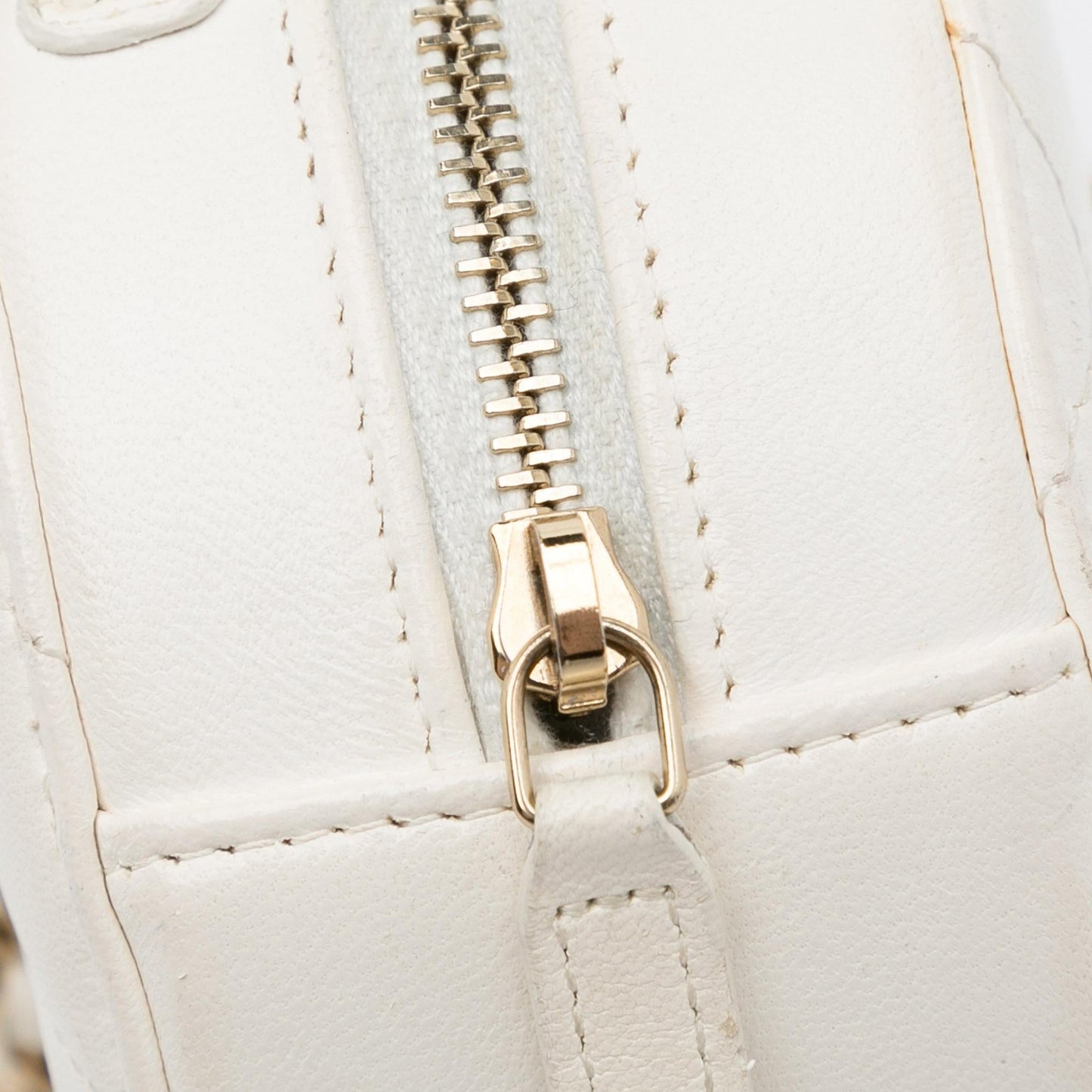 Chanel Classic Lambskin Round Crossbody (SHG-JyweQg)