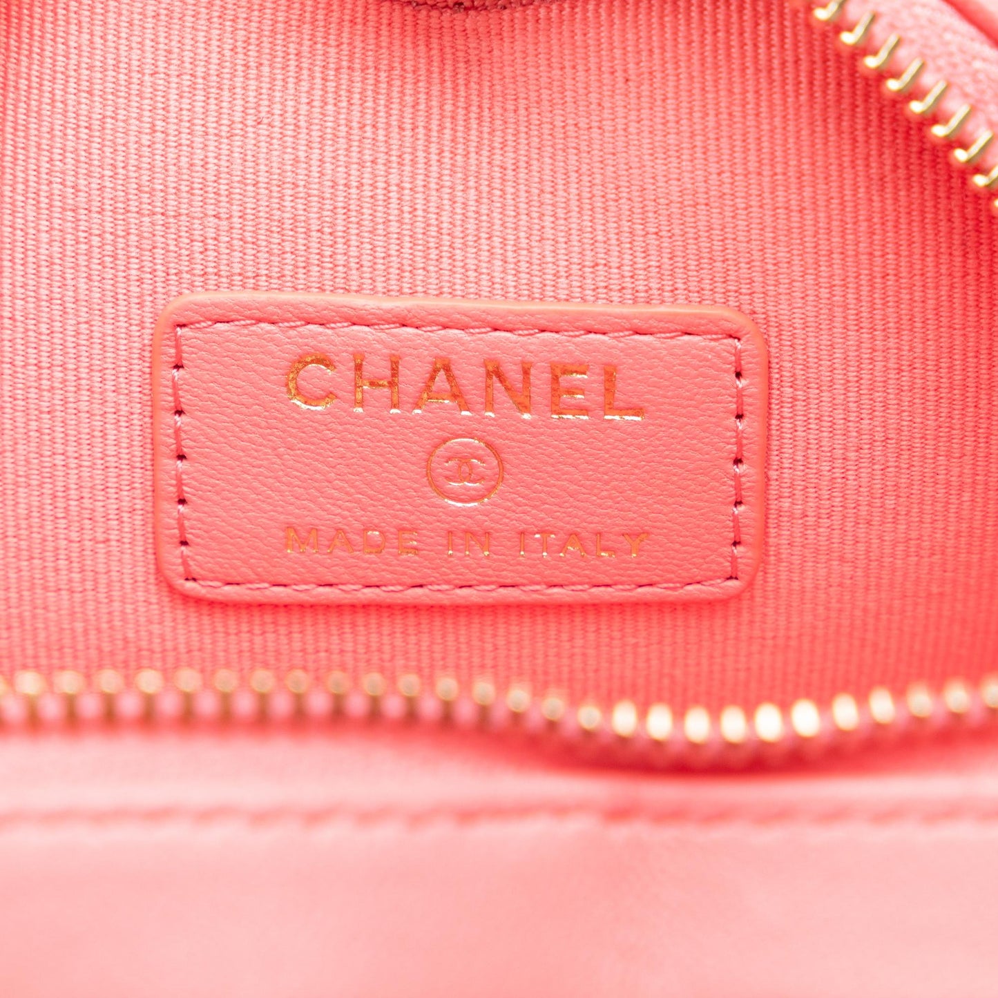 Chanel Mini CC in Love Heart Crossbody Bag (SHG-L8xNoU)