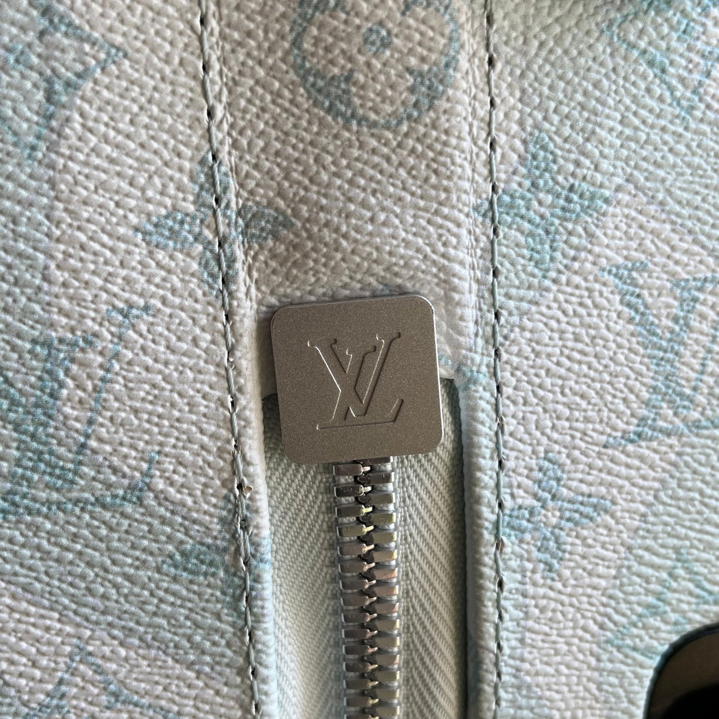 LOUIS VUITTON Crystal Blue Monogram Waterdrops Horizon 55