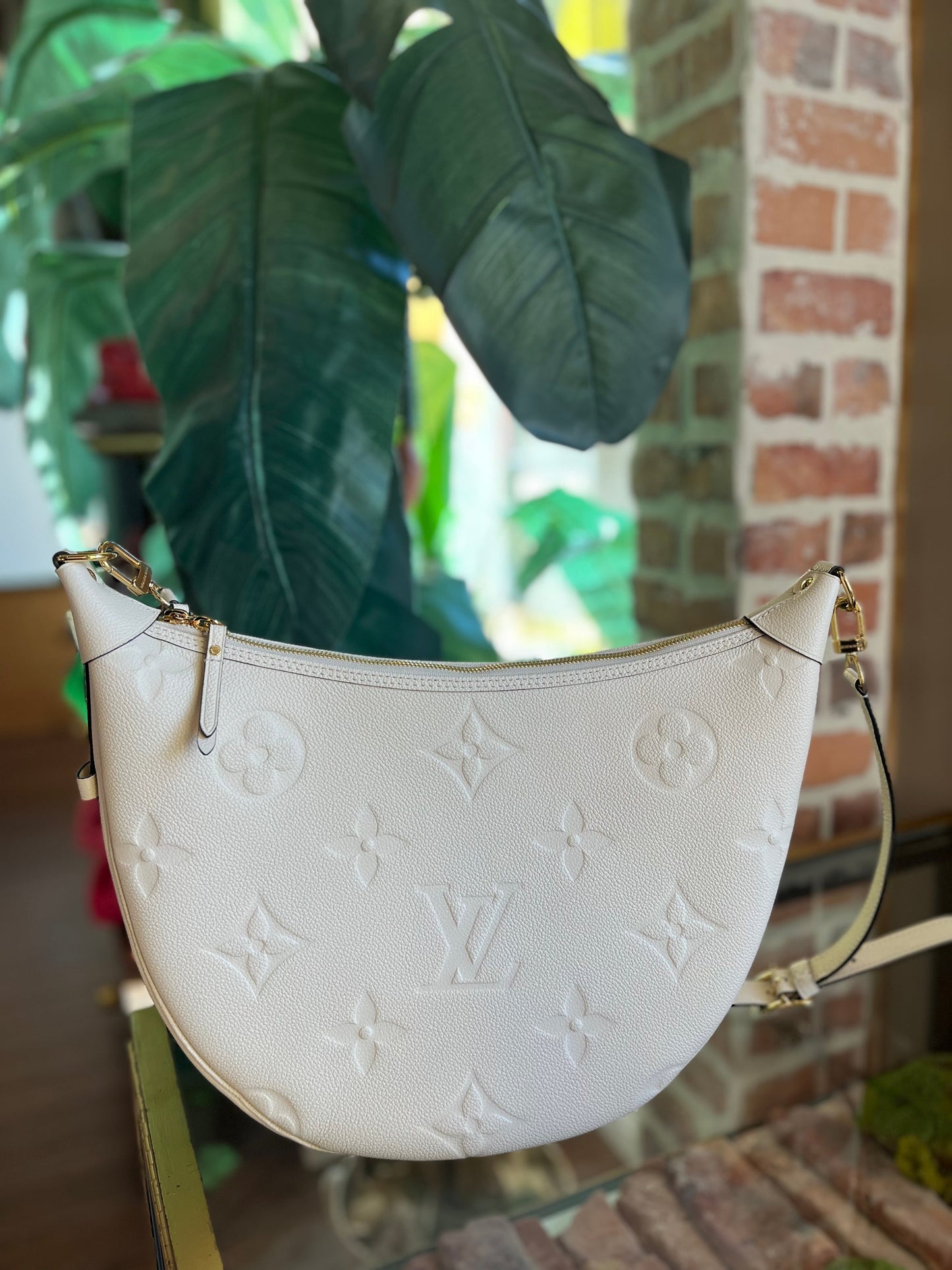 LOUIS VUITTON White Empriente Hoop Hobo ADI1051