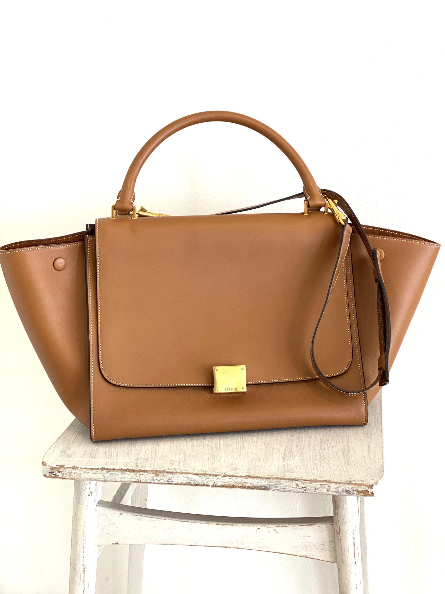 CÉLINE TRAPÈZE MEDIUM CALF LEATHER HANDBAG IN CAMEL