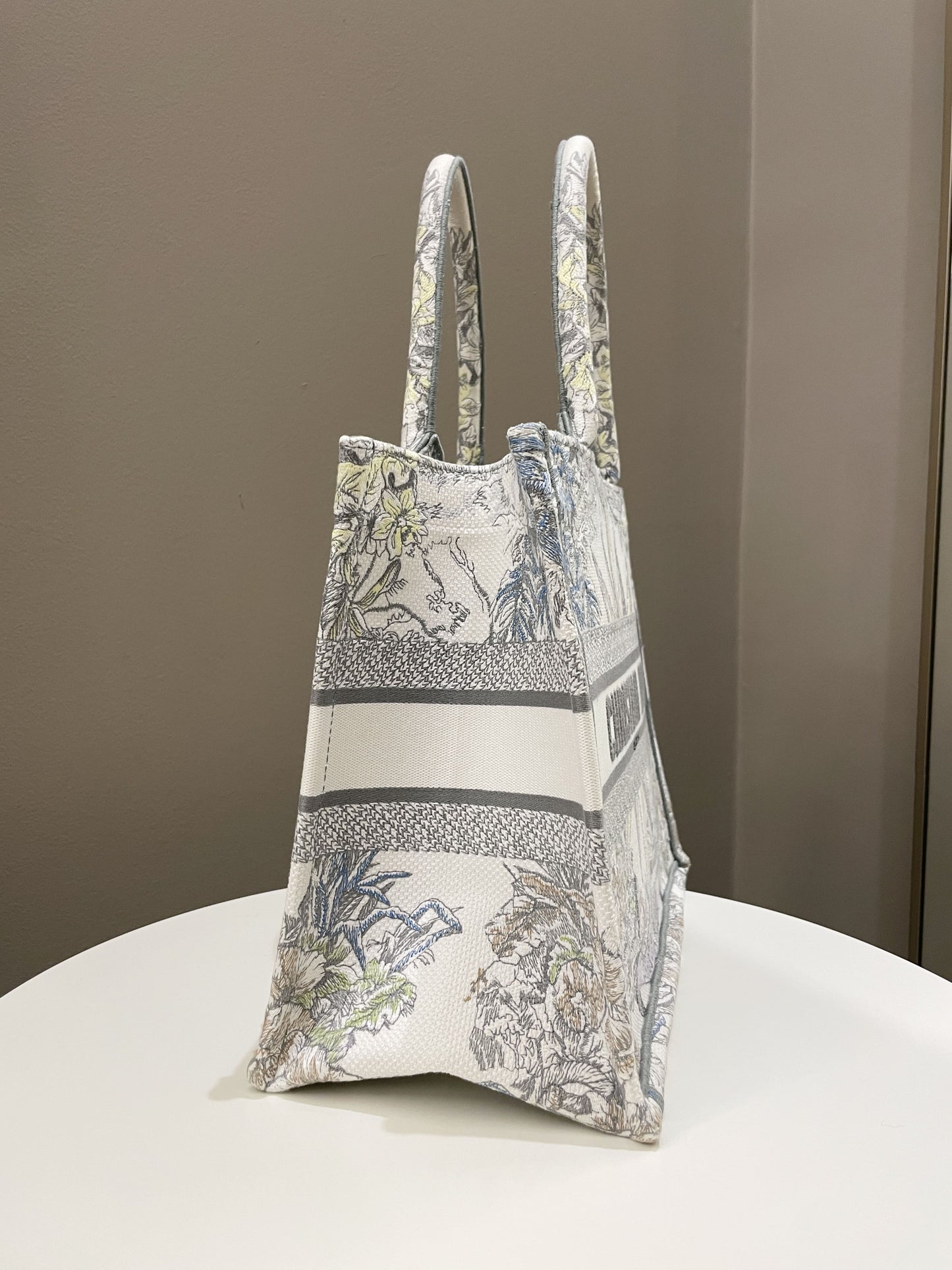 Dior Reve d'Infini Book Tote Ivory / Multicolor Embroidery