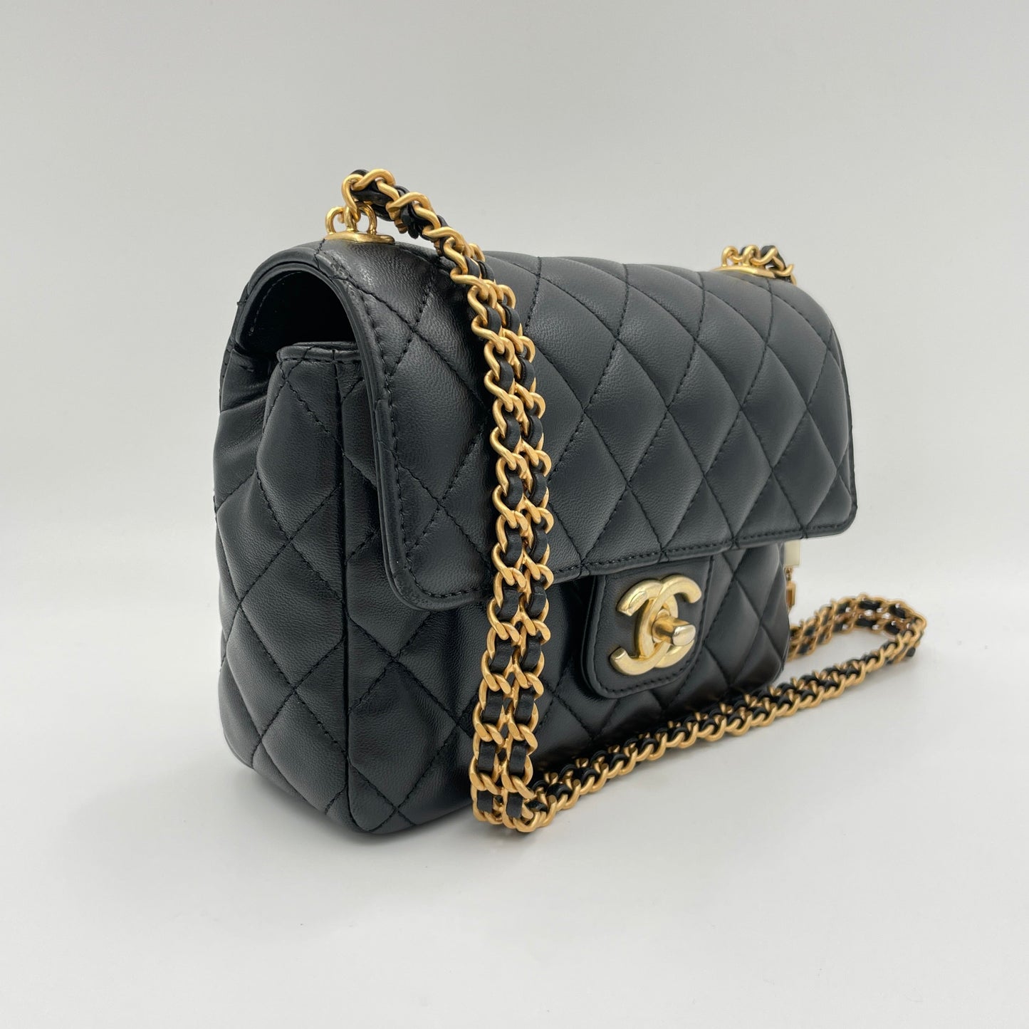 Square Flap Chain Black Crossbody Bag in Lambskin, Gold hardware