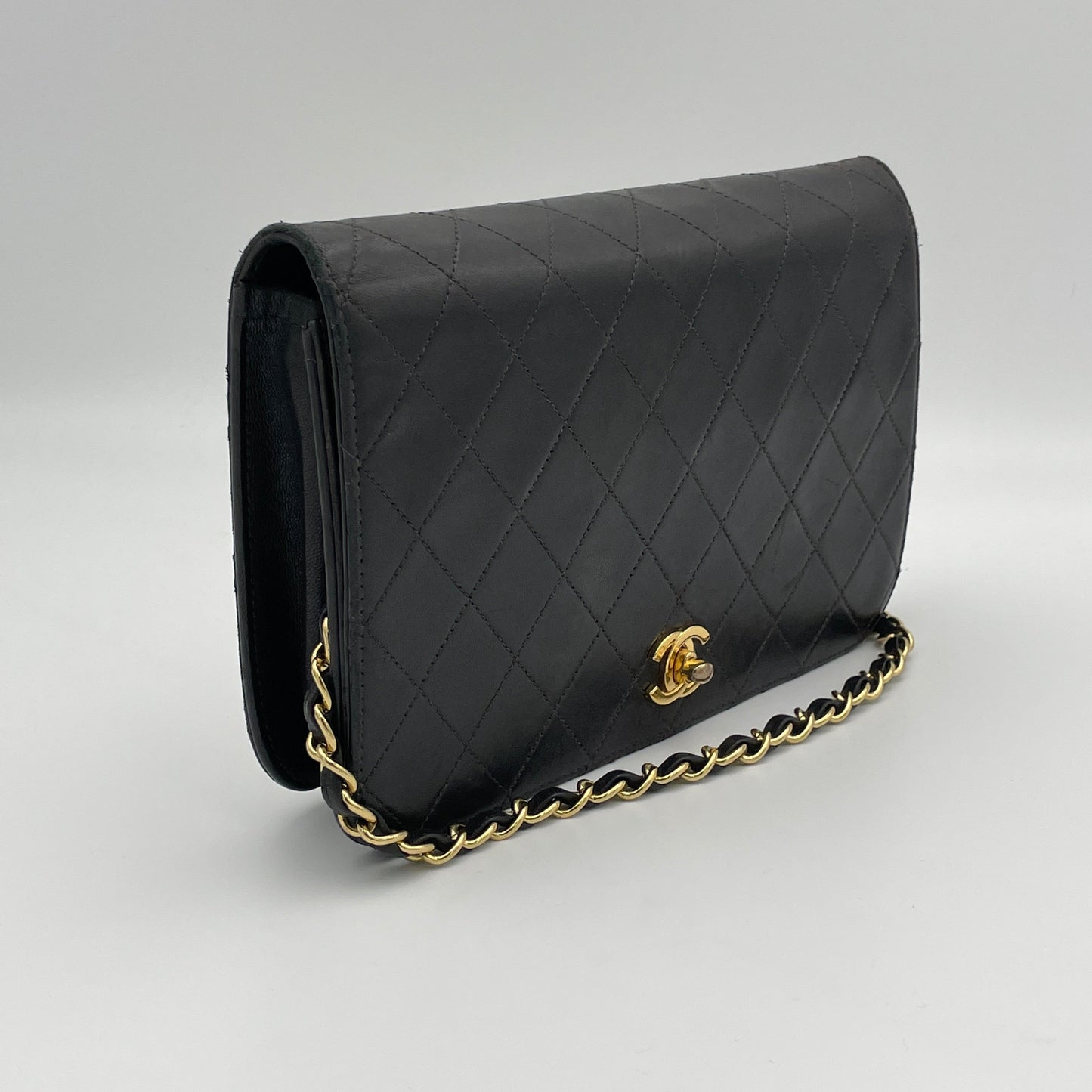 Vintage Quilted Flap Black Crossbody Bag in Lambskin, Gold hardware