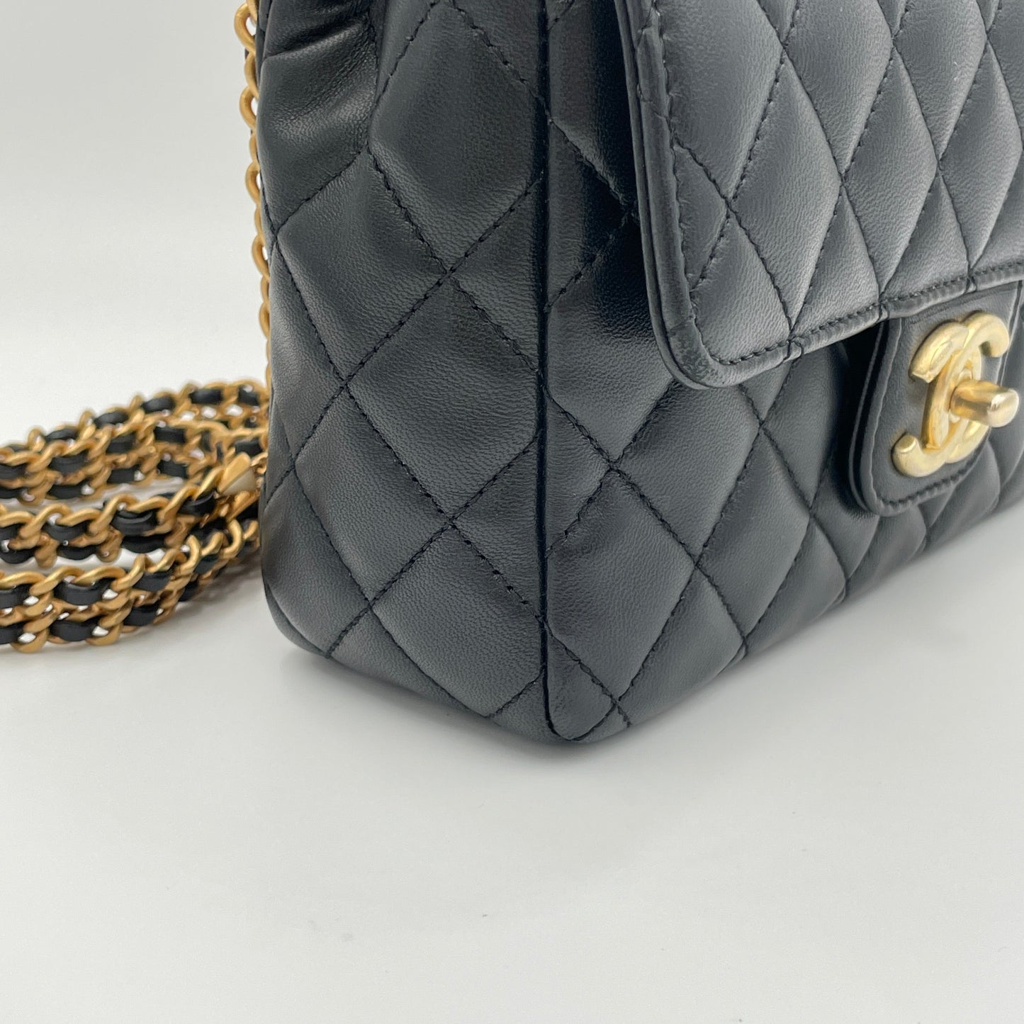 Square Flap Chain Black Crossbody Bag in Lambskin, Gold hardware